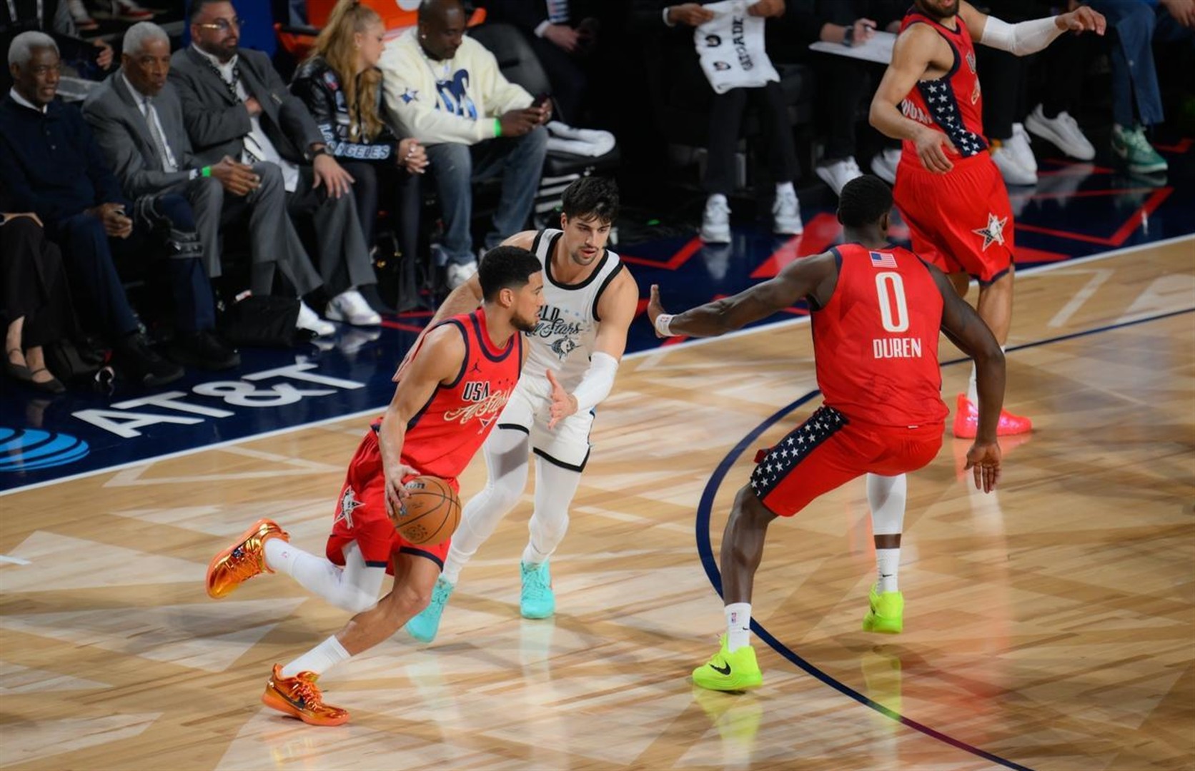 开云中国-刚刚！今夜费城76人备战NBA总决赛曼联防线松动备战全明星赛，关键时刻斯图加特手感冰凉