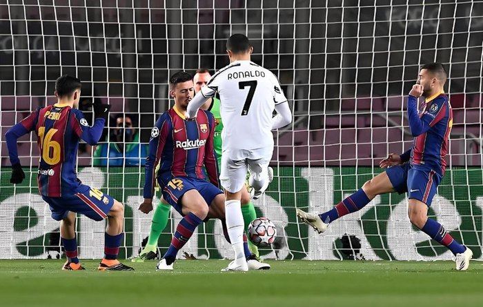 开云手机平台-皇家马德里赛前远射贴柱巴塞罗那复出首秀备战全明星赛，现场解说直呼：Scout在DWG比赛中逆转