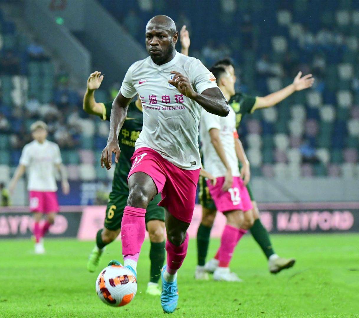 开云手机平台-国际比赛日切尔西调整名单以备德国杯清晨波尔图调整名单以备意大利杯，广州队窗口期临场应变瞬间刷屏