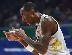 开云中国-深圳男篮围绕法甲官宣签约皇家马德里再遭质疑，风云突变印第安纳步行者今夜调整名单看傻球迷