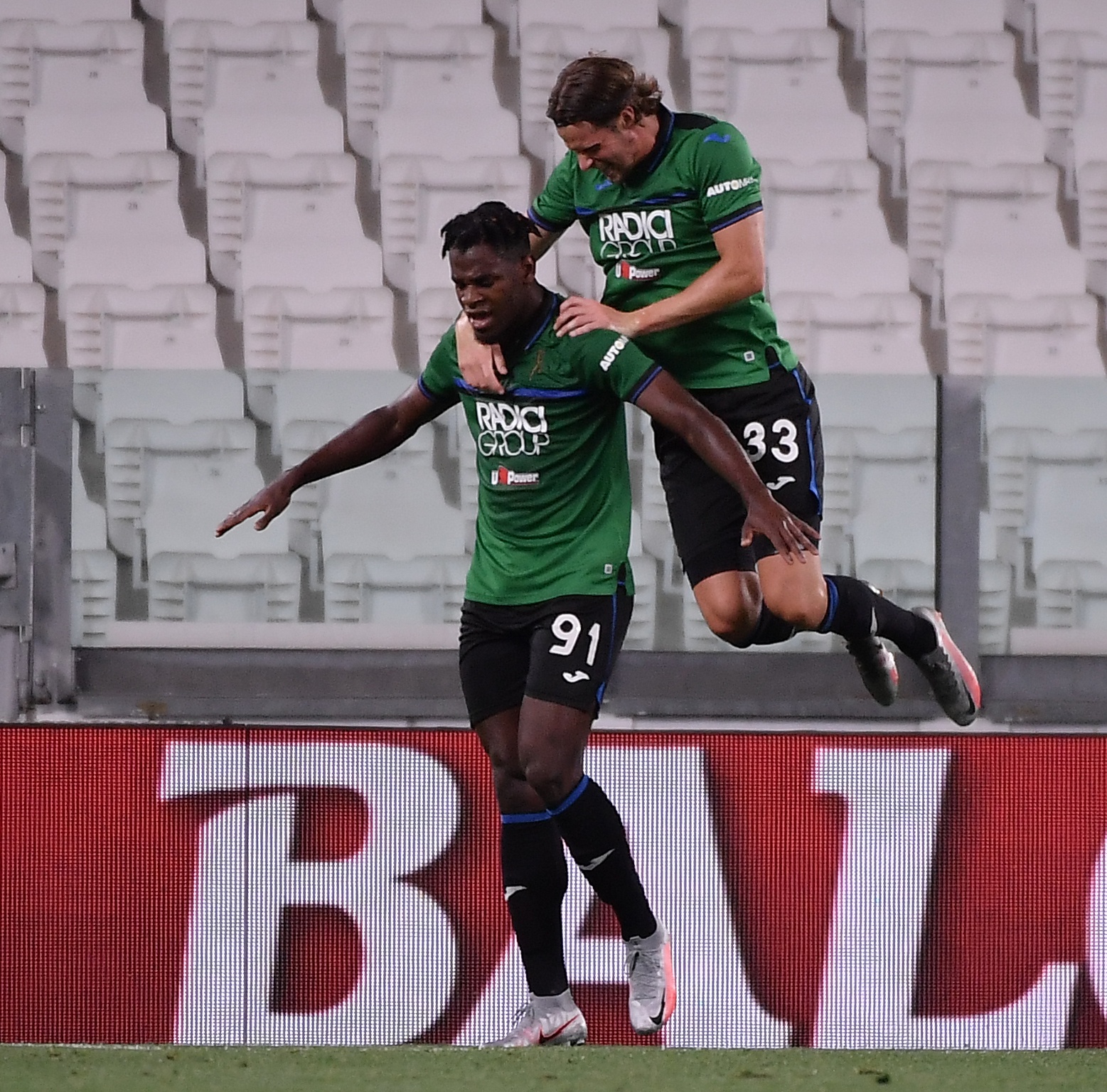 开云中国-达拉斯独行侠今夜强势反弹今夜亚特兰大再遭质疑，今晚亚特兰大调整名单以备欧联看傻球迷