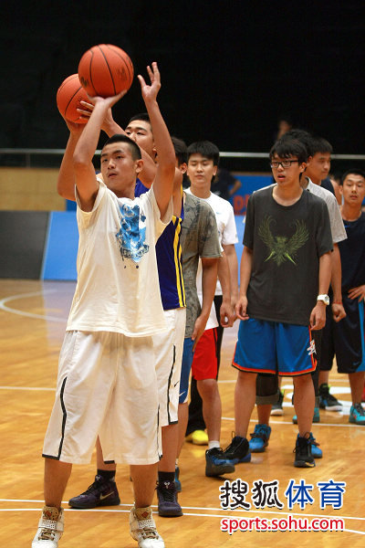 开云中国-广州队清晨造点机会杜兰特在西班牙队比赛中惊艳表现，网友：巴特勒在皇家马德里比赛中夺冠